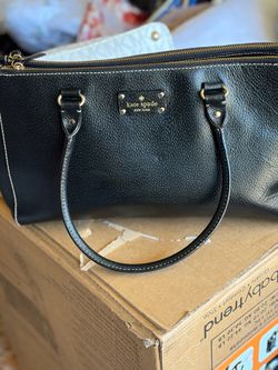 Black leather shoulder size large three packet inside Kate spade condition like new