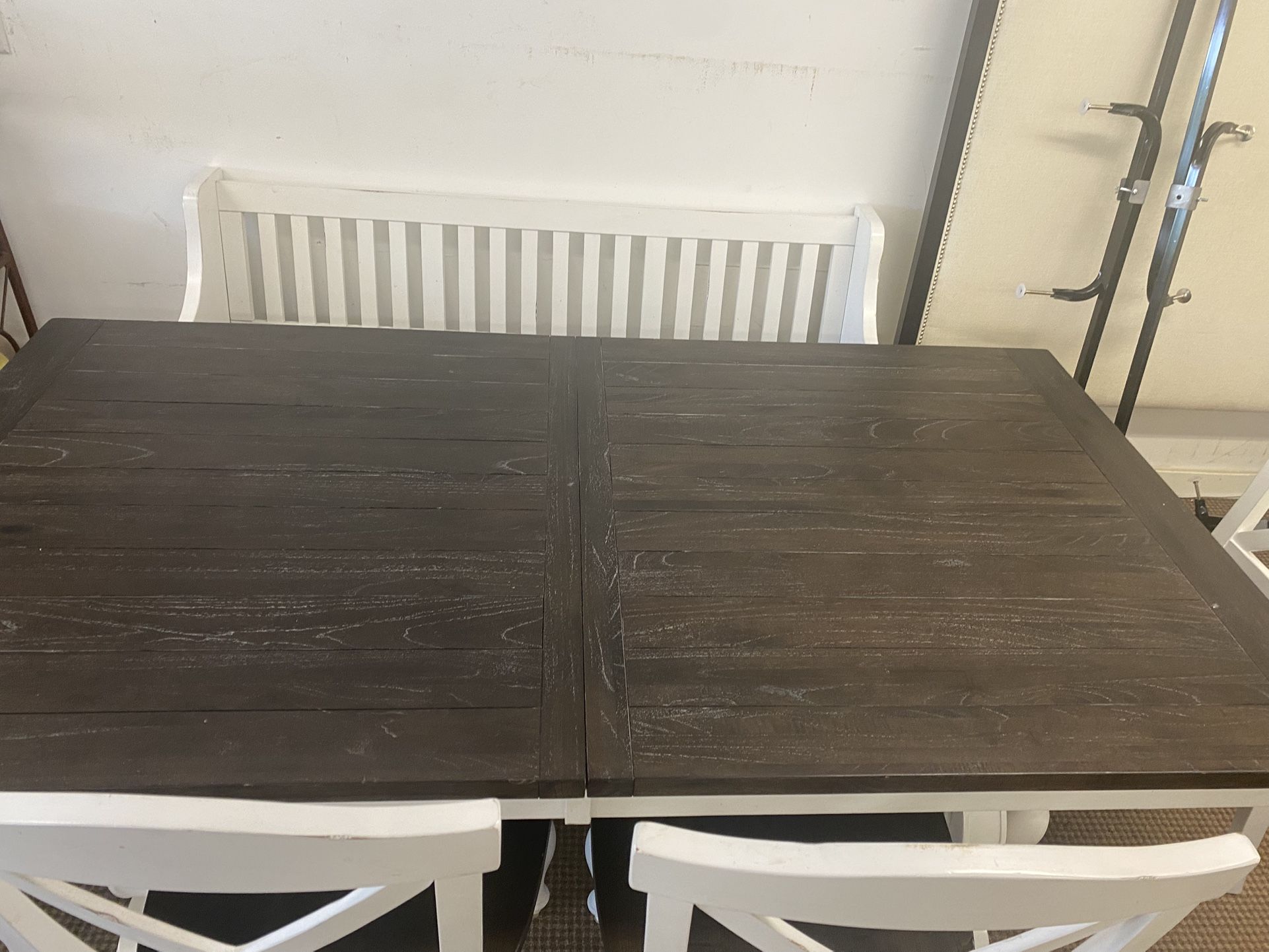 BEAUTIFUL DINING TABLE WITH 4 CHAIRS AND BENCH