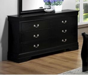 Beautiful dresser with mirror! Other bedroom set pieces available