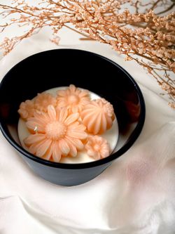 Signature Craft Organic Candle With Flowers Decoration And Lavender & Vanilla Aroma