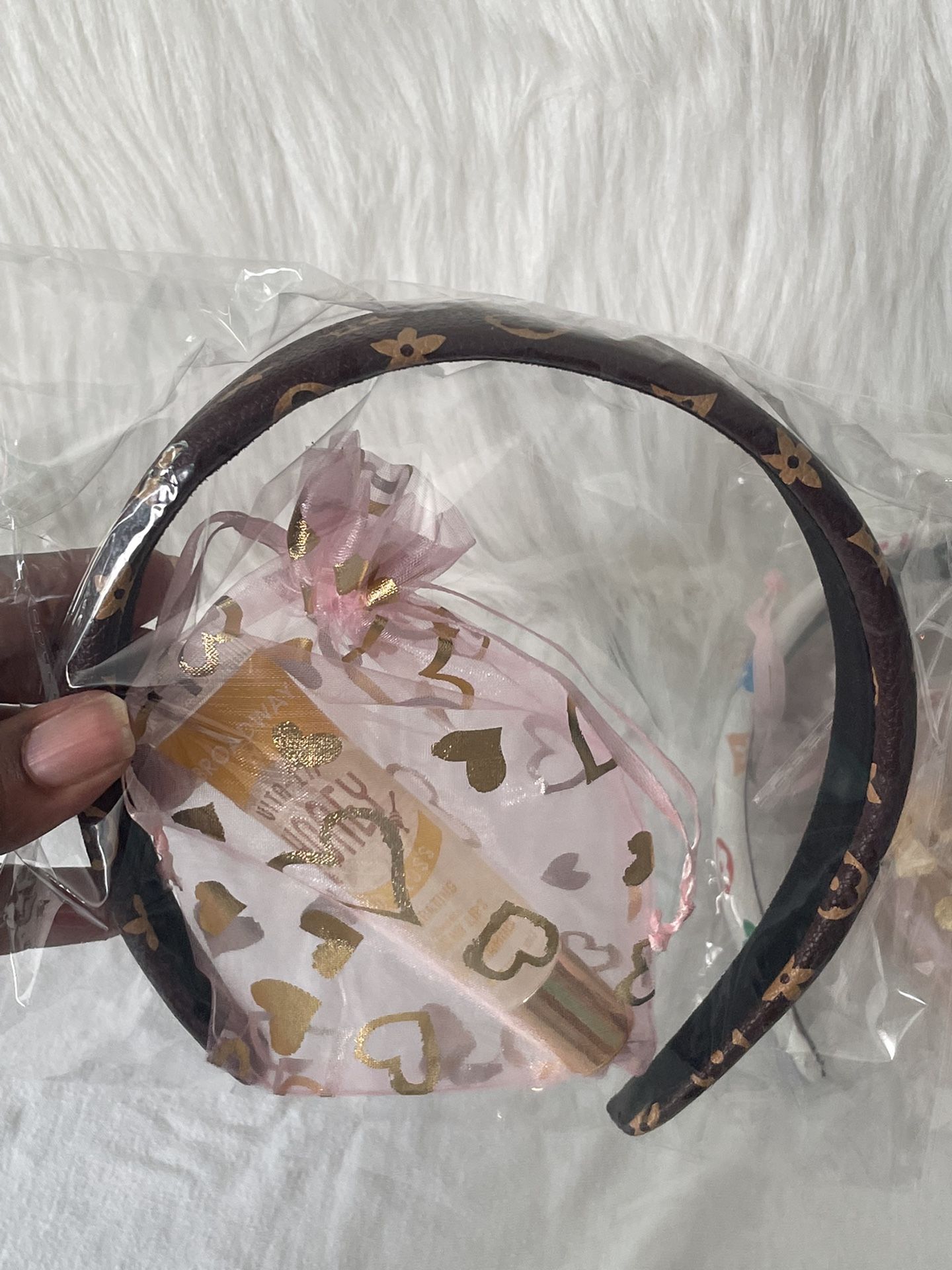 Brown Trending Headband With Lipgloss