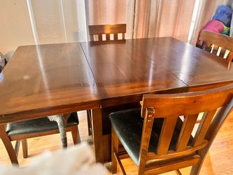 Dining room table + 4 chair set