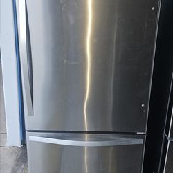 Whirlpool 33w Stainless Refrigerator With Bottom Freezer With Ice Maker