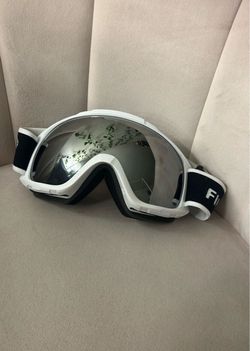 snowboarding/ski goggles in perfect condition
