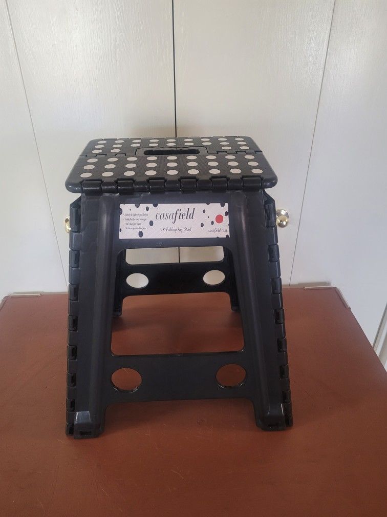 Casafield 18 Inch Folding Step Stool With Handle (300 Lb Weight Capacity)