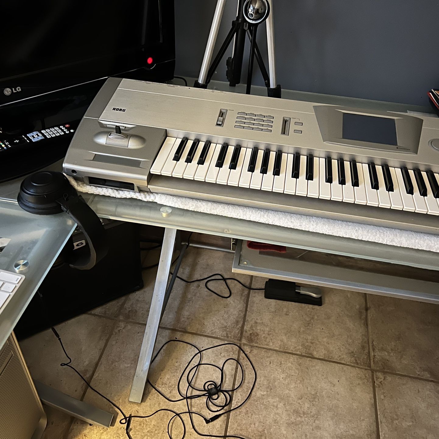 Korg Trinity V3 76-Key Music Workstation Synthesizer with Sustain Pedal - Excellent Condition