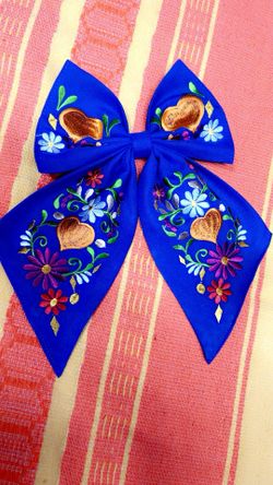 Moños Bordados