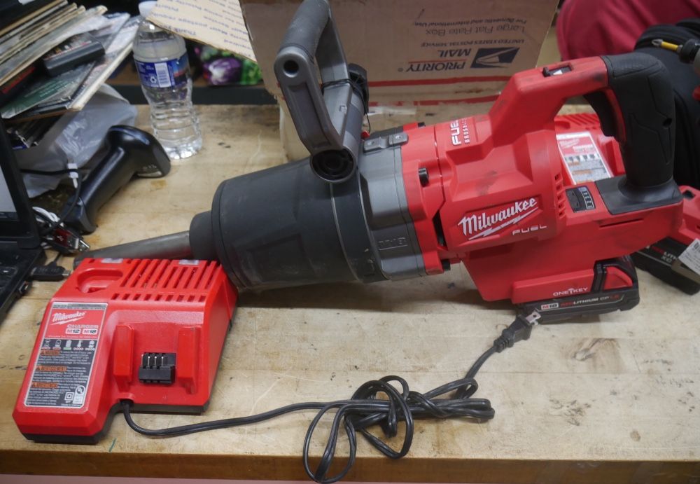 Milwaukee 2869-20 M18 FUEL Brushless Cordless 1" D-Handle Impact Wrench. used. tested. in a good working order.
