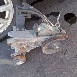 2003-2006 Cadillac Escalade power steering pump with bracket 