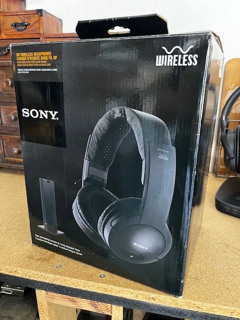 Sony MDR-RF985R Wireless TV Headphone + Stand Combo