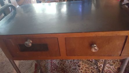 Manucurist table