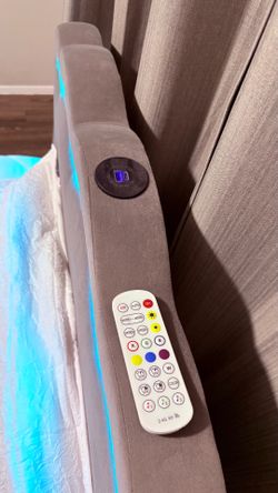Full Size Bed with LED Headboard, USB/USB-C Ports & 2 Mattresses Included/Cama Full con LED, USB/USB-C y 2 colchones incluidos – Excelente estado