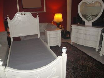 Disney Princess 4 PC bedroom set (twin bed) in PRISTINE CONDITION, LIKE NEW 💯  Delivery available