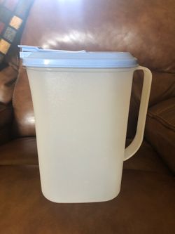 2x Vintage Tupperware 2 Qt Pitcher USA