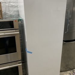 Frigidaire Up Right Freezer In White New Open Box
