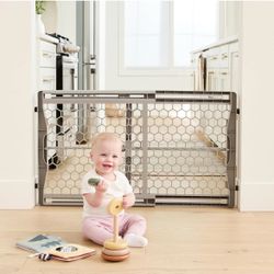 NEW IN BOX 28"-42" Extra Wide Expandable Baby Safety Gate