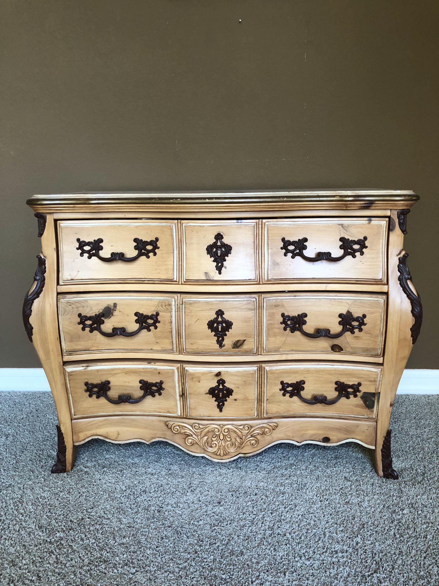 Dresser/ Chest of Drawers