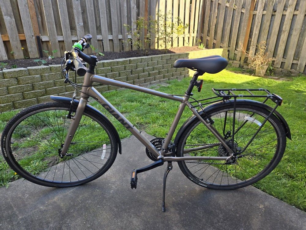 Giant Escape 2 Commute Bike 24 Speed