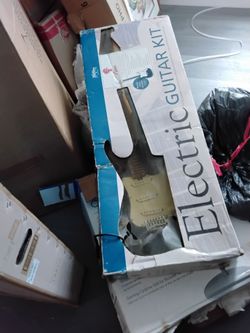Guitarra eléctrica con su equipo de amplificador de sonido 250 a 125 de uso poc0 le falta dos cuerdas usada nina no sabia tocar amplificador  muy poco