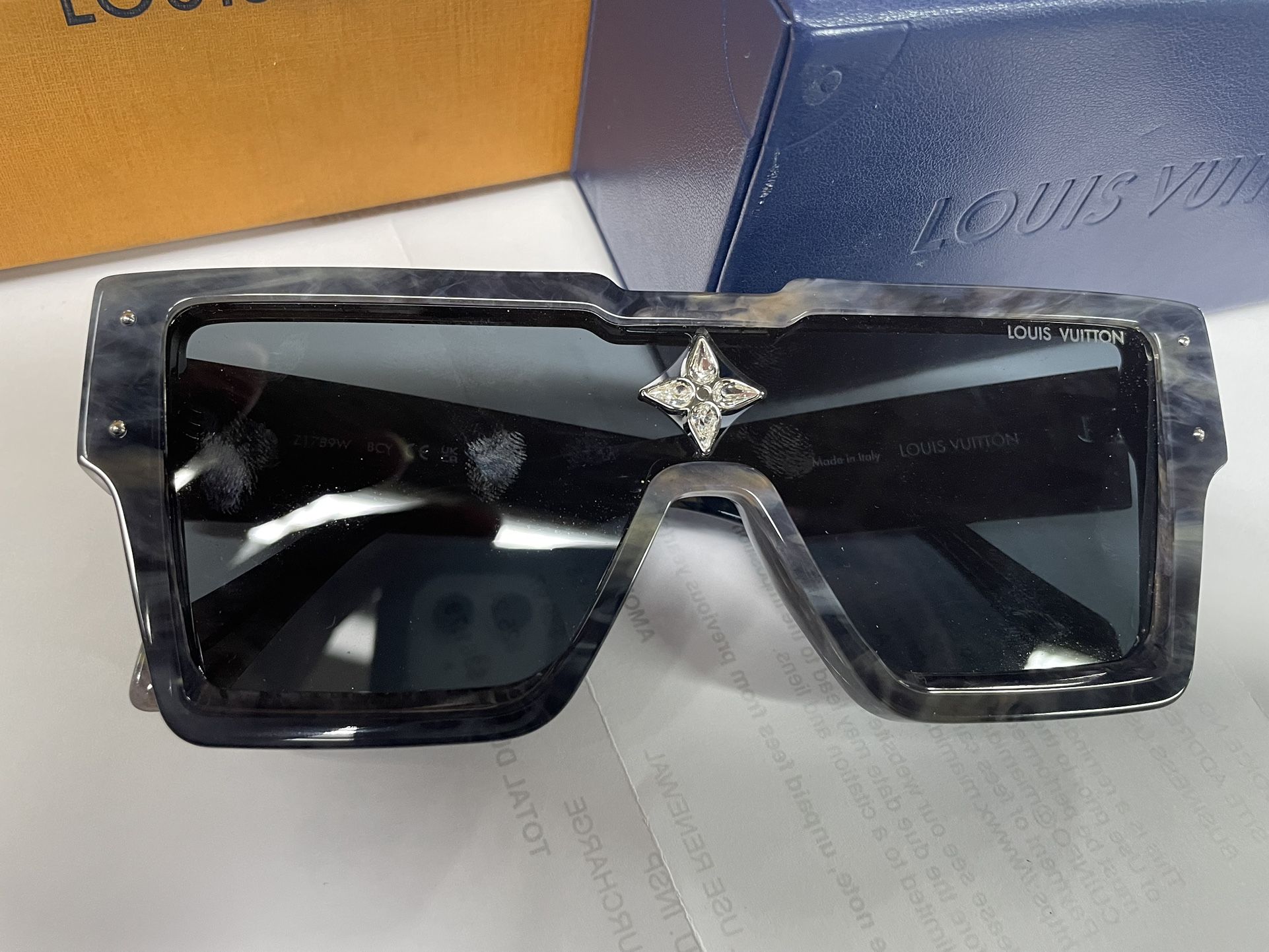 Like NEW LOUIS VUITTON MODEL: Z1789W Cyclone Grey Marble Sunglasses