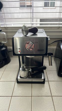 Delonghi Espresso Machine with tamper