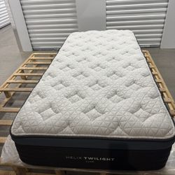 Like New Helix Luxe Twilight Pillow Top Hybrid Twin XL Mattress