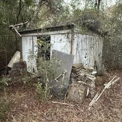 FREE ITEMS, WOOD,PAVERS,CHICKEN WIRE,ETC