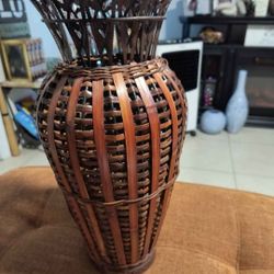Wicker & Metal vase is in New condition! Vintage,
