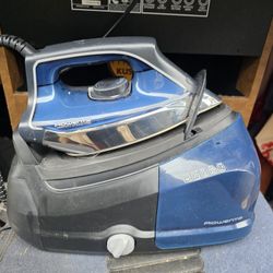 Rowenta Perfect Steam Pro professional Iron station Model : DG 8624 U1 / 23 Made in Germany 

Pre owned in a very good condition 