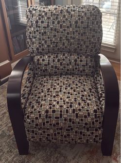 Like New Recliner Chair – Modern Accent Recliner with Footrest