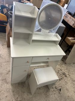 Vanity with chair 📍$120