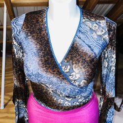 Very Good  Women Shirt Size ( Medium ) Like New 