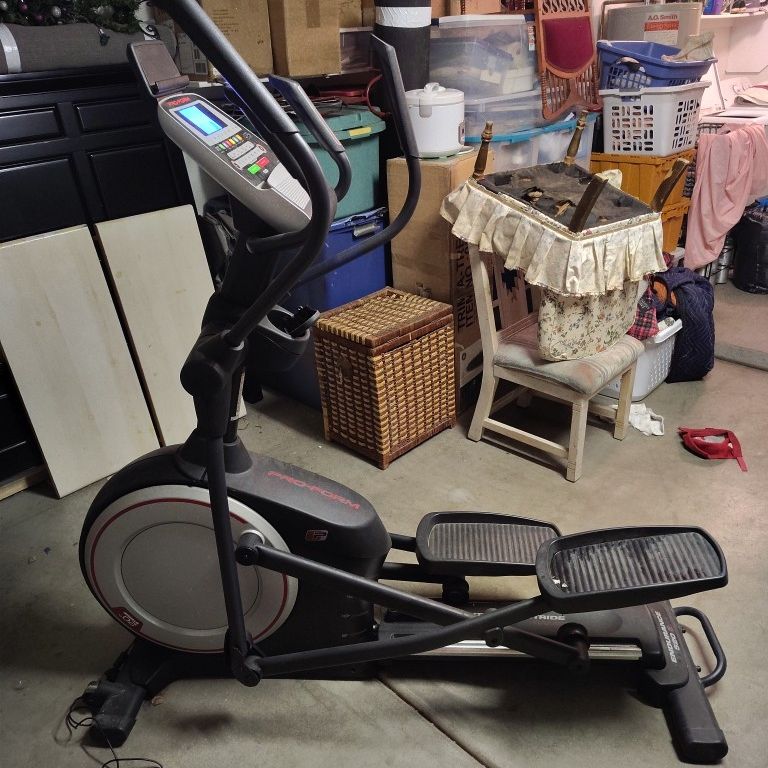 Proform Xp 520 Razor Elliptical Pro-form 520E Elliptical for Sale in Sun City, AZ - OfferUp