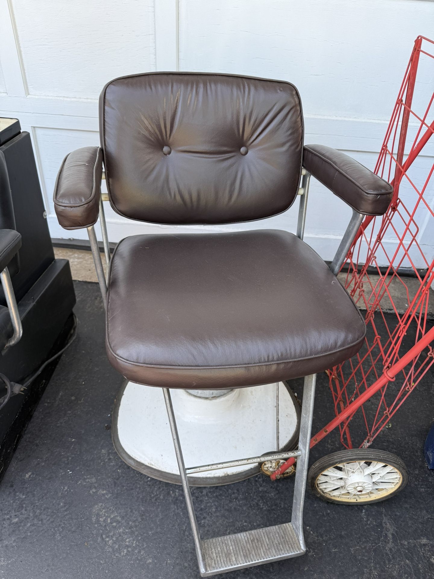 Salon chair