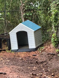 Gently Used Medium Size Dog Houses