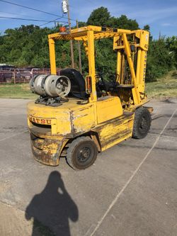 Forklift kumatsu 5000 lb triple stage off road tires
