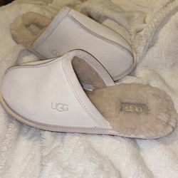 Ugg Slippers 🤍