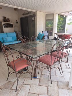 Glass dinning table