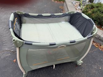 Graco Pack 'n Play Portable Playard with Bassinet Attachment - Sage Green