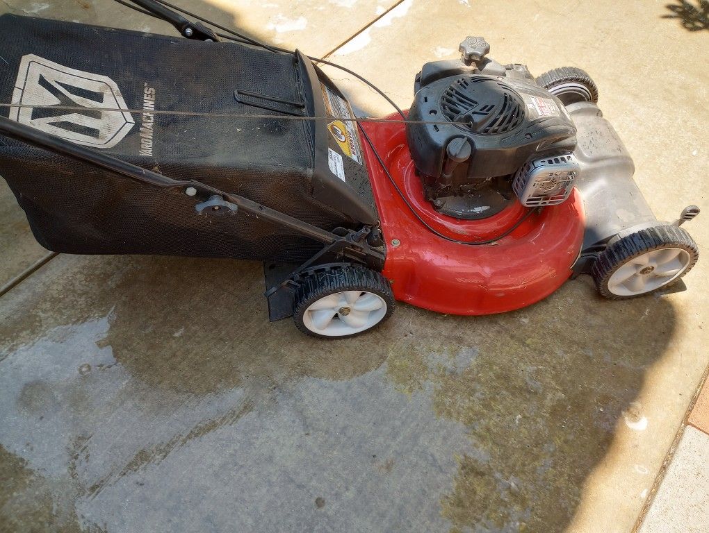 Máquina De Cortar Zacate En Buenas Condiciones