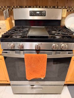 GE Stainless Steel Gas Range with Griddle