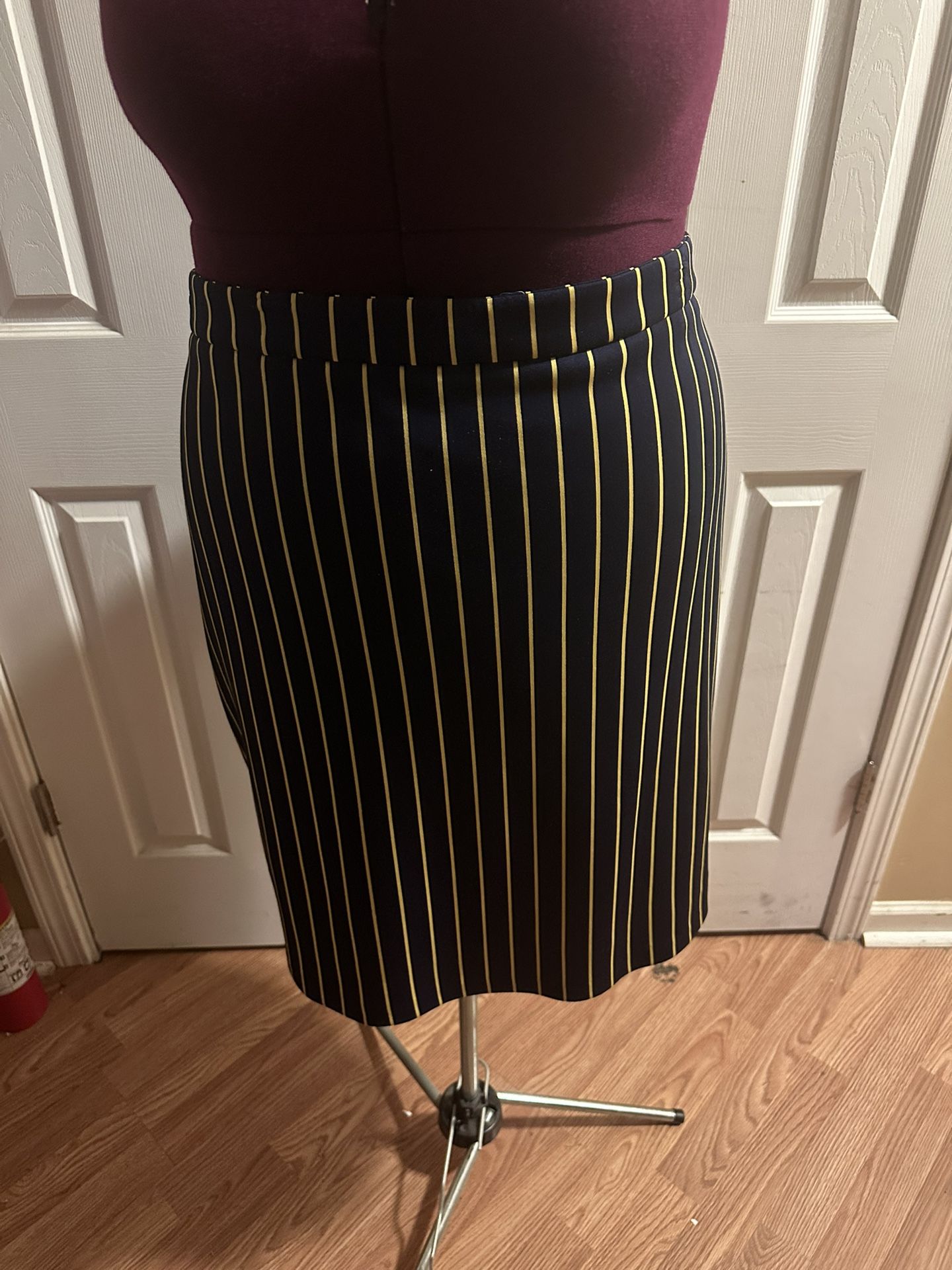 Navy And Yellow Skirt Size 26/28