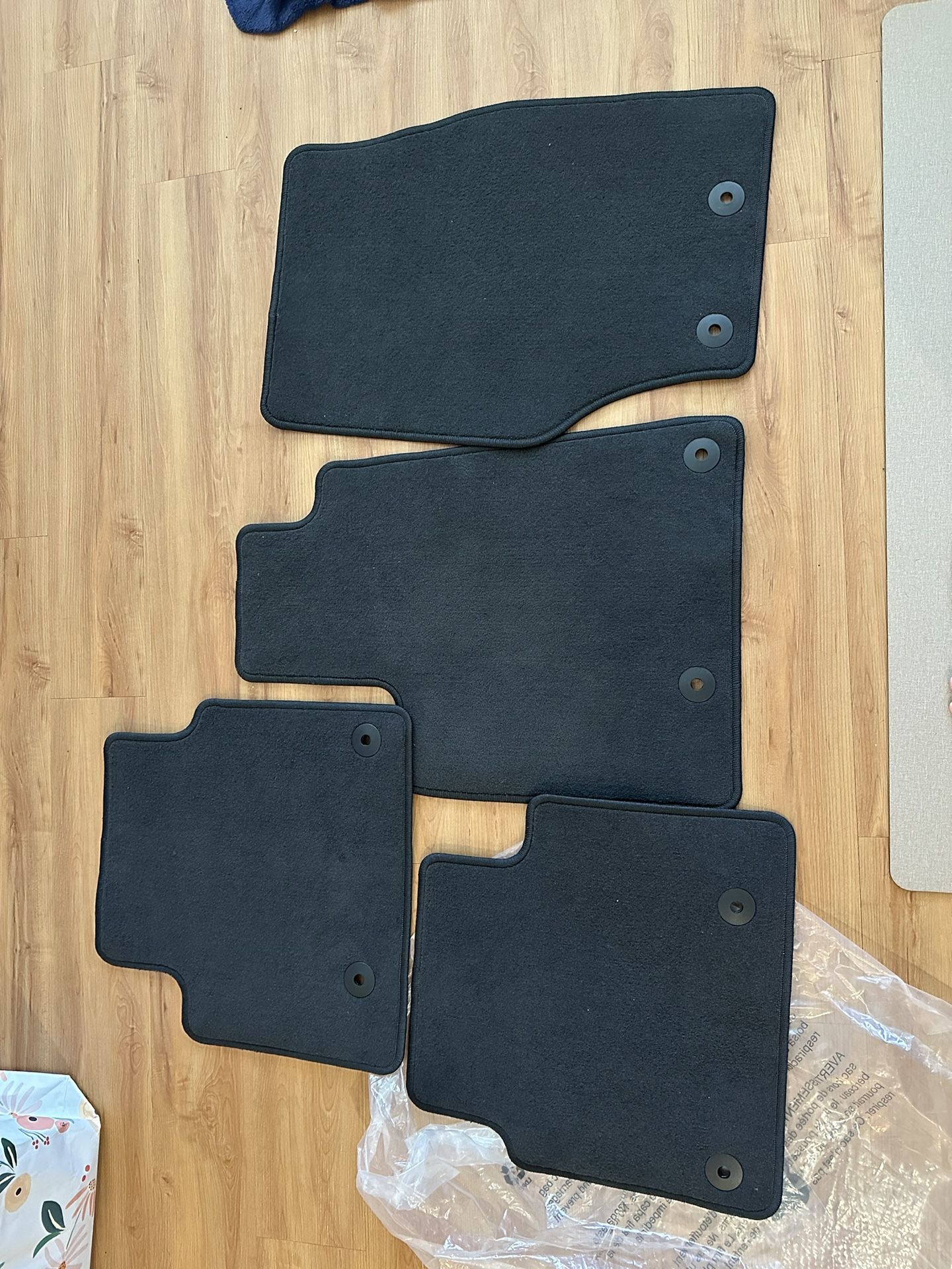 Factory Mats Jeep Grand Cherokee 2022 ** OBO**