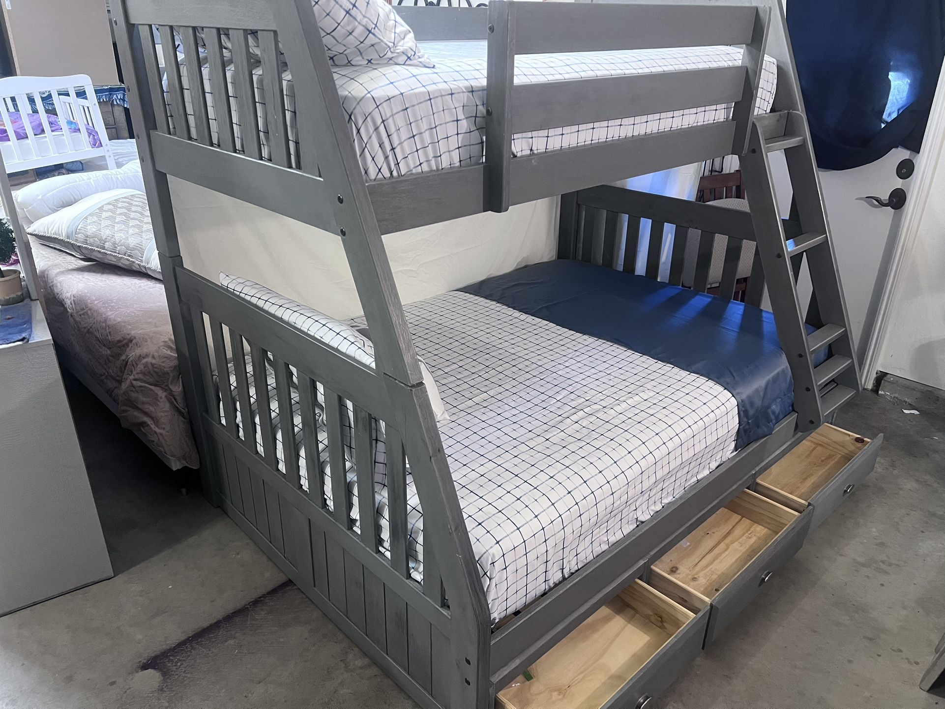 Bunk Bed. Twin Over Full. All Wood Construction. Three Storage Drawers Below The Mattress. Includes Two Comfortable Clean Mattresses. Hablo español