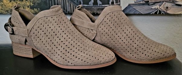 NWOB Sz 6 "Restricted" Tan Suede Shoeties