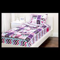 Girls twin like a sleeping bag for your bed and it’s the sheet the twin she goes on the bed and the blankets could zip up and or not you don’t  to zip