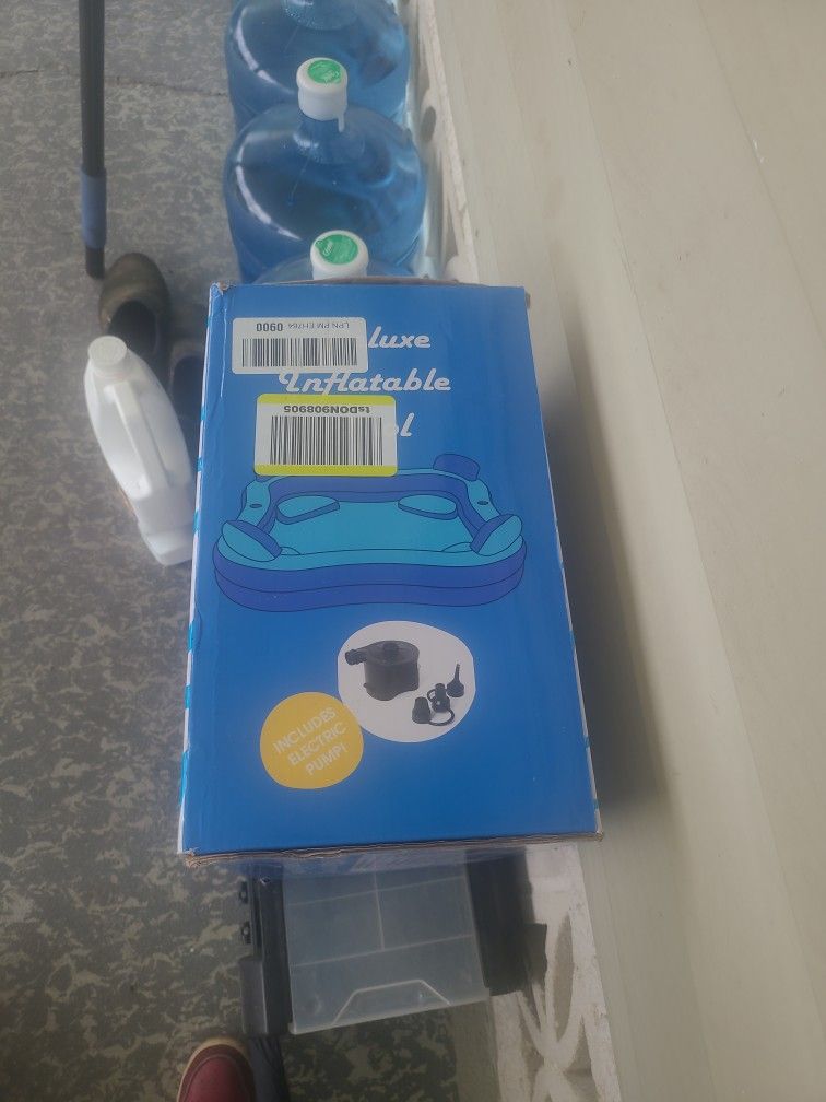 Deluxe inflatable poo