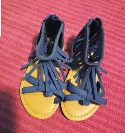 8c Gap sandals