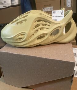 adidas Yeezy FOAM RNNR ‘Sulfur’ size 2Y DS w/ OG All 120$ OBO