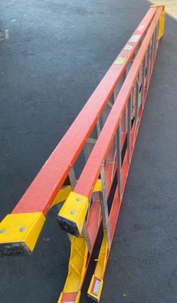 Werner T6200 10-ft ( 14-ft Reach Height ) Fiberglass Type 1A - 300 lbs. Load Capacity Twin ladder